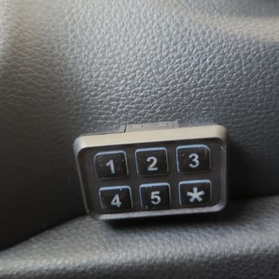 לוח מקשים עם מספרים ברכב