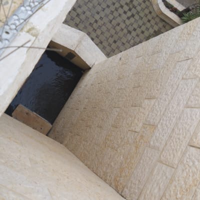 קיר אבן עם חוטי מתכת לאיטום