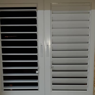 תריסי אלומיניום לבנים עם ידיות פתיחה