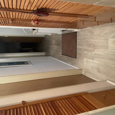 רצפת פרקט עץ בהירה במסדרון ביתי