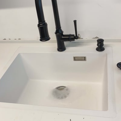 כיור עם ברז שחור וסבון בקצוות