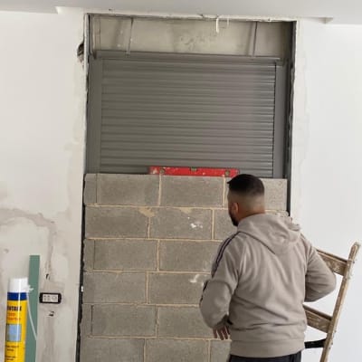 בניית קיר במקום חלון שפונה לחדר מדרגות..