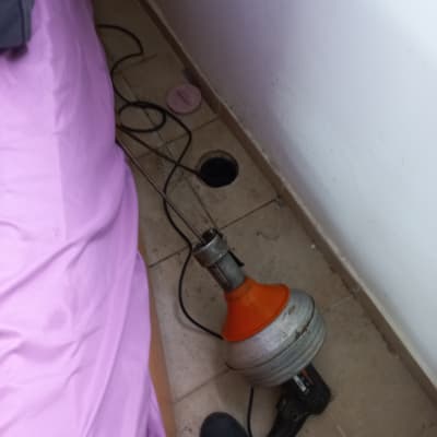 כלי עבודה לפתיחת סתימות בצנרת על הרצפה