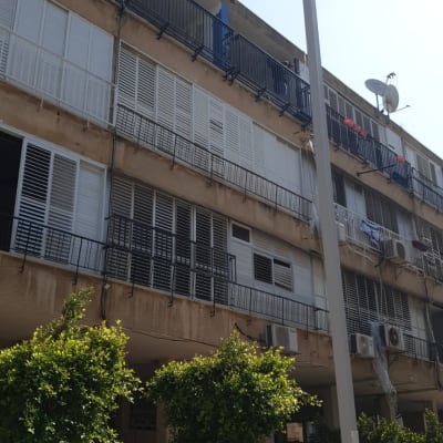 מרפסות עם סורגים ומסגרות חלונות בבניין מגורים