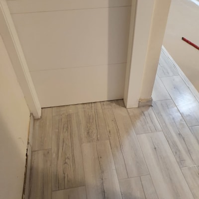 רצפת פרקט חדשה ליד דלת לבנה