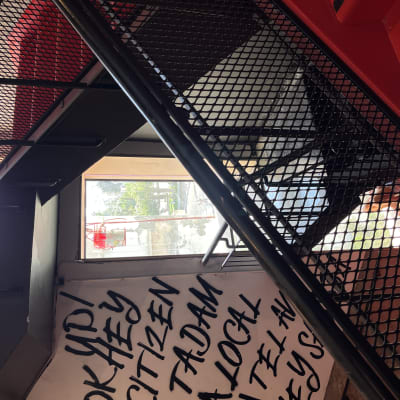גרם מדרגות מתכת עם גרפיטי על הקיר