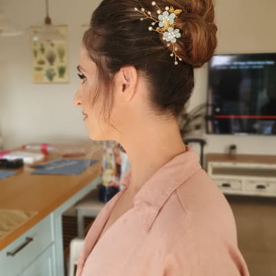 שיער אסוף עם קישוט פרחים ואיפור עדין