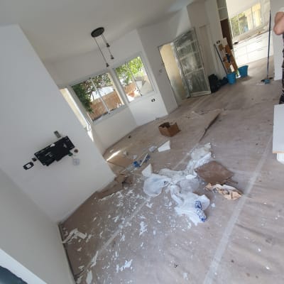 חדר עם לכלוך, דלי ומטאטא לניקוי