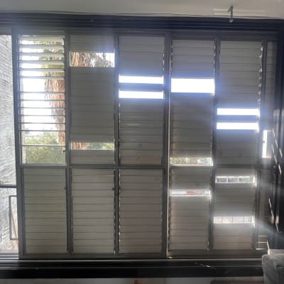 תריסים פתוחים למחצה עם אור שמש חודר