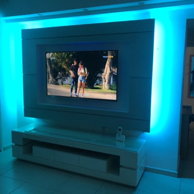 קיר גבס עם תאורה כחולה וטלוויזיה תלויה