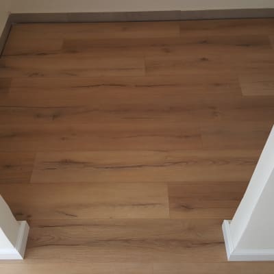 רצפת פרקט עץ בגוון טבעי בחדר קטן