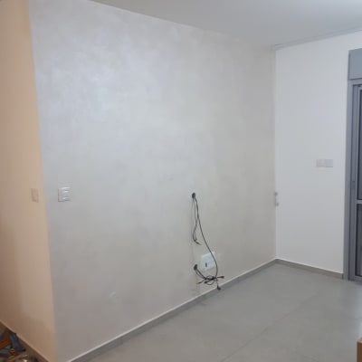 קיר צבוע בגוון בהיר עם טקסטורה עדינה