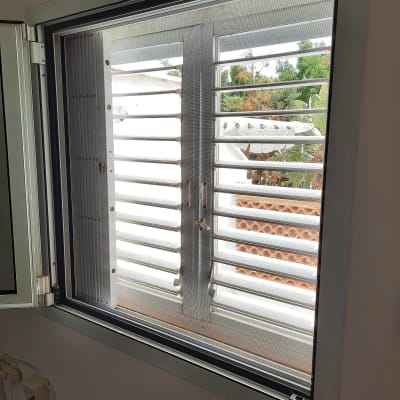 חלון אלומיניום עם תריסים פתוחים