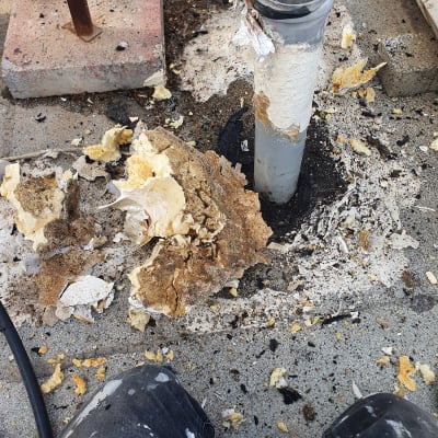 צינור עם חומרי איטום מתפוררים על הקרקע