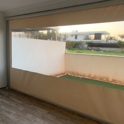 סוכך בד חום עם חלון שקוף במרפסת