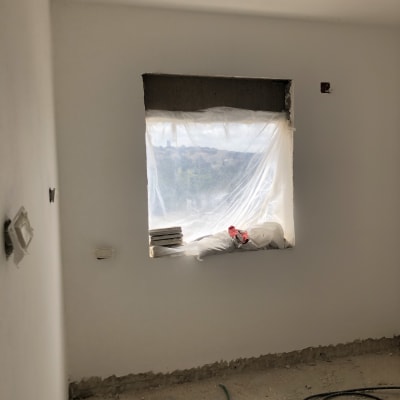 חלון עם מסגרת אלומיניום מכוסה בניילון