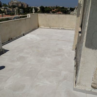 מרפסת עם רצפת אריחים אטומה לאיטום