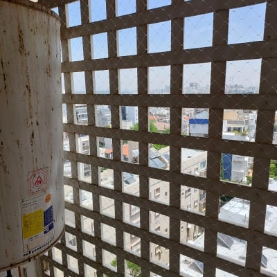 רשת מתכת על חלון למניעת כניסת יונים