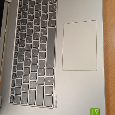 מקלדת מחשב נייד עם מדבקות אינטל ו-NVIDIA