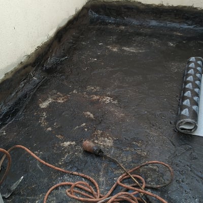 רצפה אטומה עם יריעות ביטומניות וחוט חשמל