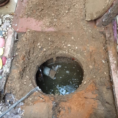 בור פתוח עם צינור מים וכלי עבודה