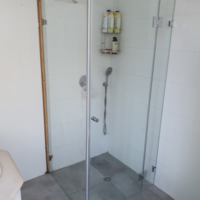 מקלחון זכוכית 