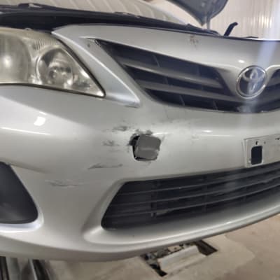 פגוש קדמי של רכב עם נזקי פחחות