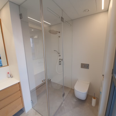 מקלחון זכוכית עם ראש מקלחת עגול