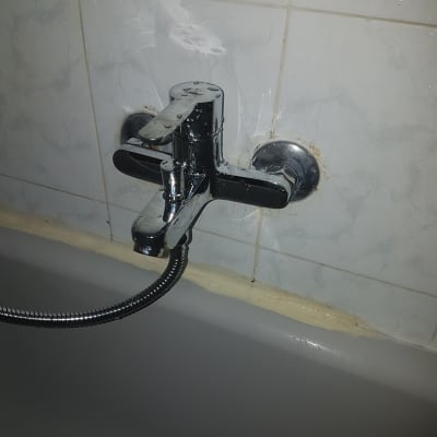 ברז אמבטיה עם צינור מתכת גמיש