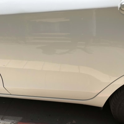 צד רכב עם דלת וצמיג, ללא נזק נראה