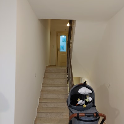 עגלת תינוק במסדרון עם קירות צבועים בלבן