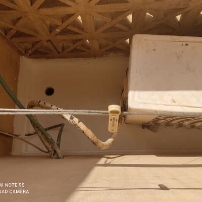 צינורות מחוברים לקיר עם איטום סביבם