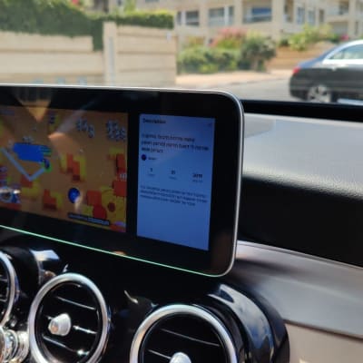 מסך רכב עם משחק וידאו ותיאור טקסט בעברית