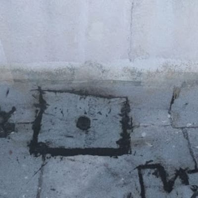 אזור אטום עם חומר איטום שחור על רצפה אפורה