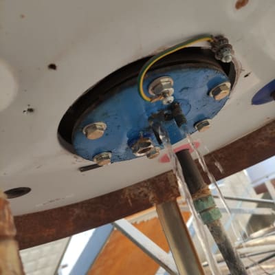 חיבורים וצינורות בדוד שמש עם נזילת מים