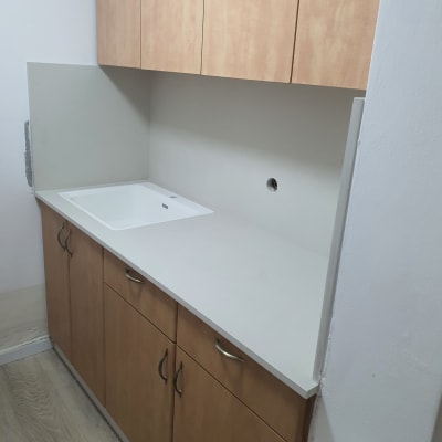 משטח שיש לבן עם כיור במטבח קטן