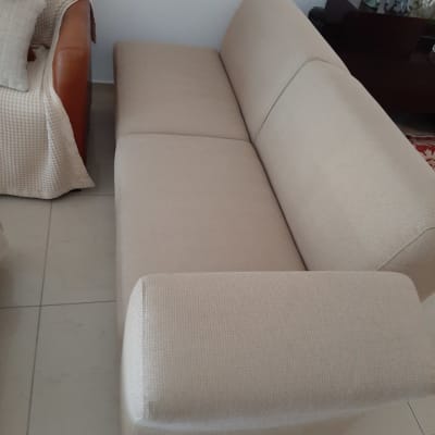 ספה מרופדת בבד בז