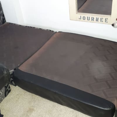 כריות ישיבה מרופדות על רצפה