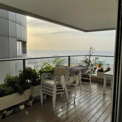 מרפסת עם כיסאות ושולחן, עציצים ופרחים