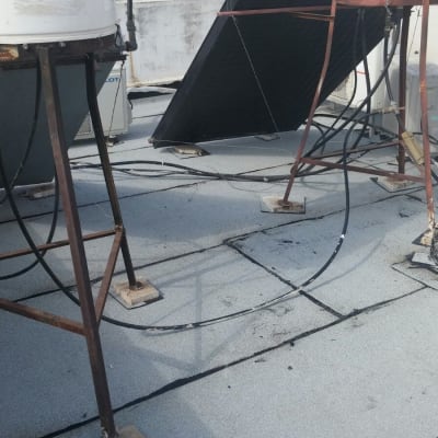 גג עם יריעות איטום, צינורות ומתקנים