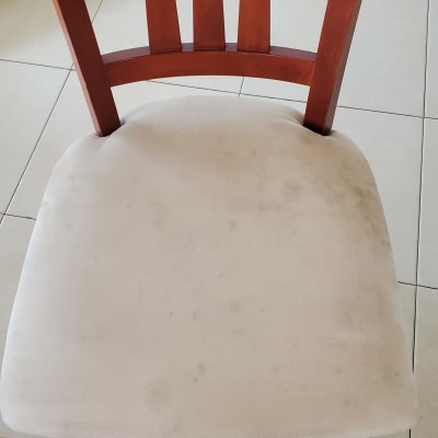 כיסא עם מושב בד בהיר וכתמים קטנים