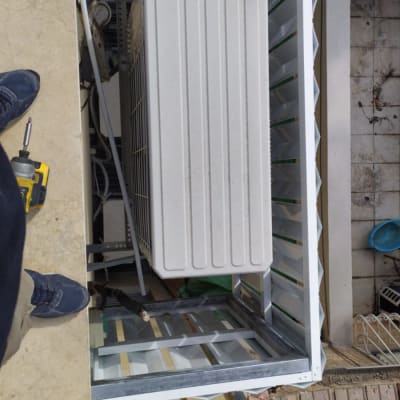 יחידת מיזוג אוויר על מסגרת אלומיניום