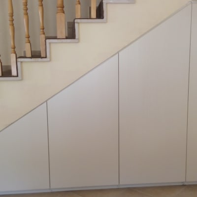 ארונות מובנים מתחת למדרגות מעץ