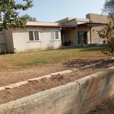 גינה עם דשא, עצים וערוגת פרחים