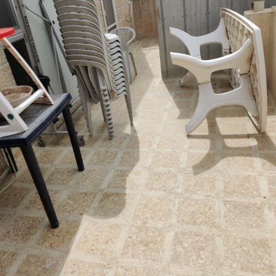 מרפסת עם כיסאות ושולחן פלסטיק הפוכים