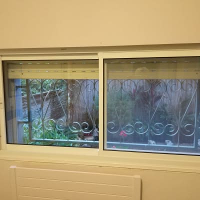 חלון אלומיניום עם מסגרת לבנה ותריסים