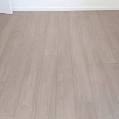 רצפת פרקט עץ בהירה בחדר פנימי