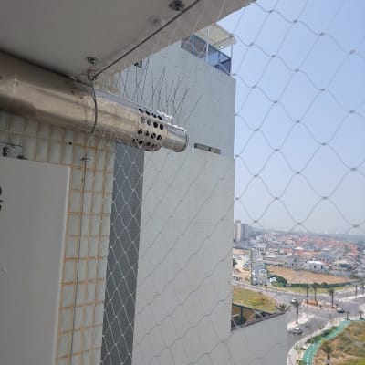 רשת מתכת ודוקרנים למניעת יונים על צינור