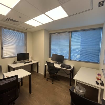 תריסים ונציאניים על חלונות המשרד