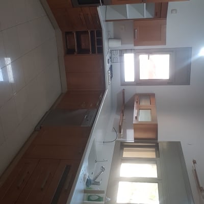 מטבח עם ארונות עץ, כיור ותנור בילט אין